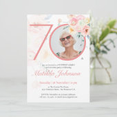 Roze Bloemen Custom Photo Surprise 70ste Verjaarda Kaart (Staand voorkant)