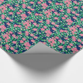 Roze bloemen, donkerblauwe achtergrond cadeaupapier (Hoek)