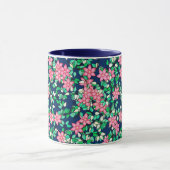Roze bloemen, donkerblauwe achtergrond mok (Midden)