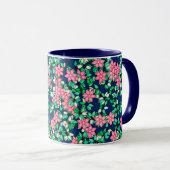 Roze bloemen, donkerblauwe achtergrond mok (Voorkant rechts)