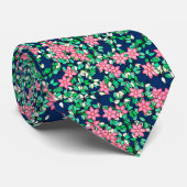 Roze bloemen, donkerblauwe achtergrond stropdas (Opgerold)