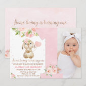 Roze Bloemen Een Konijntje Nummer 1e Verjaardag Kaart (Voorkant / Achterkant)