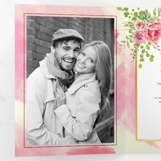 Roze bloemen en bladeren lente bloemstuk boho brui drieluik uitnodiging (Binnenzijde eerst)