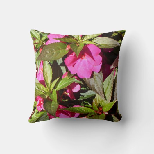 Roze bloemen en groene bladeren kussen (Achterkant)