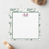 Roze bloemen en groene bladeren op wit monogram notitiekaartje (Voorkant / Achterkant in situ)