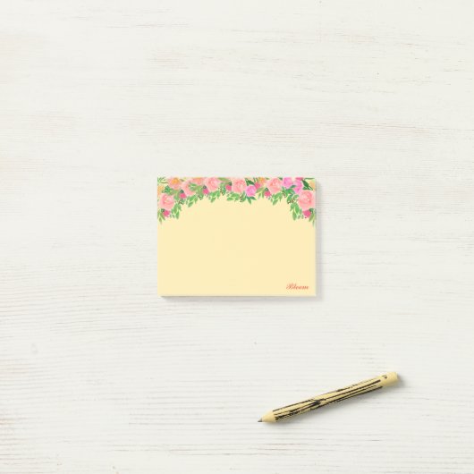 Roze bloemen en kalligrafie op lichtgeel post-it® notes (Op bureau)