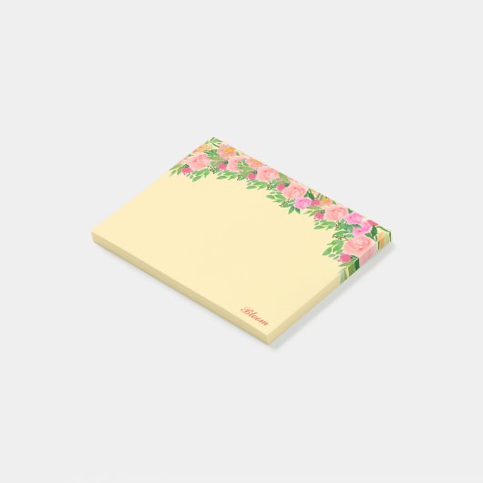 Roze bloemen en kalligrafie op lichtgeel post-it® notes (Schuin)