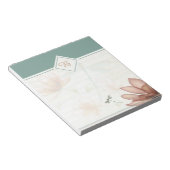 Roze bloemen en libel monogram notitieblok (Schuin)