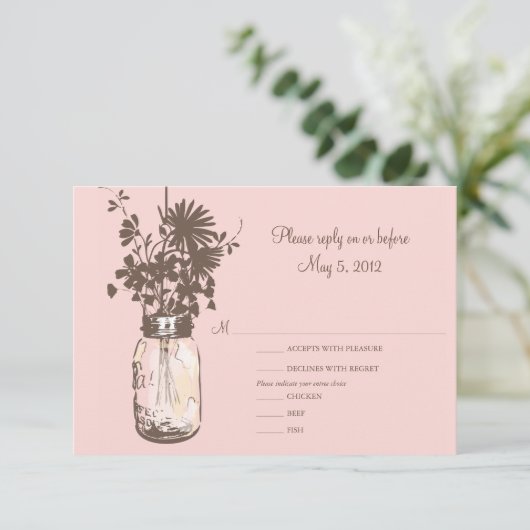 Roze bloemen en Mason Jar Wedding RSVP (Staand voorkant)