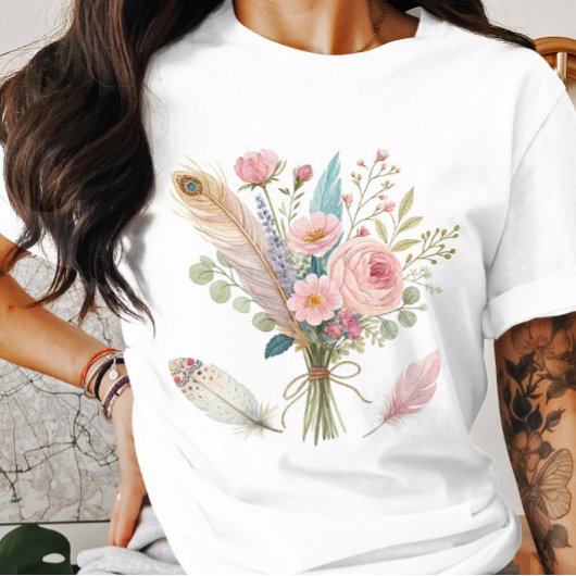 Roze bloemen en veren T-shirt