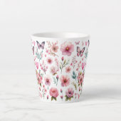 Roze bloemen en vlinders latte mok (Voorkant)