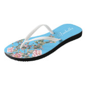 Roze bloemen heldere blauwe achtergrond Huwelijksc Teenslippers (Schuin)