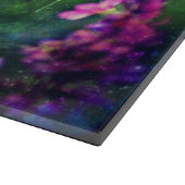 Roze bloemen in bijen tegen het wereldsnijvlak snijplank (Hoek)