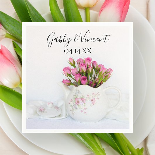Roze bloemen in het teapothuwelijk servet