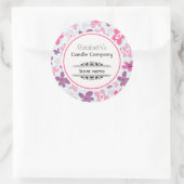 Roze bloemen klugen over groots patroongebruik ronde sticker (Tas)