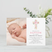 Roze Bloemen Kruis Doop Foto Uitnodiging (Staand voorkant)