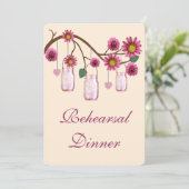 Roze bloemen Mason Jar Rehearsal Dinner Invitation Kaart (Staand voorkant)