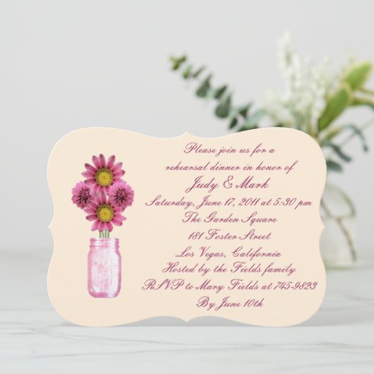 Roze bloemen Mason Jar Rehearsal Dinner Invitation Kaart (Staand voorkant)