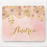 Roze bloemen met Gold Foil Accent Personalized Muismat<br><div class="desc">Voeg een feministisch accent toe aan uw werkruimte met deze gepersonaliseerde bloementad. Het is voorzien van roze en ivoren rozen met gouden folie bladeren en accenten. Personaliseer door een naam of korte uitdrukking toe te voegen. Deze gouden folie florale mousepad zal perfect zijn als cadeau.</div>