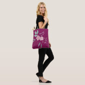 Roze bloemen met groene bladeren tote bag (Op model)