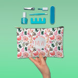 Roze Bloemen Monogram Etui<br><div class="desc">Stijlvol roze bloemmotief met je monogram initialen op de voorkant van dit kleine accessoirezakje. Perfect voor cosmetica, potlood hoesje, uw oplaadsnoeren of iets dergelijks. Maatregelen 8, 5" x 6" (transfer naar het grotere formaat), deze zak is gemaakt met een all-over print op duurzaam geweven materiaal met een rits sluiting. OVEREENKOMENDE...</div>