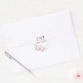 Roze Bloemen Monogrammed Bruiloft Dank u Ronde Sticker (Envelop)