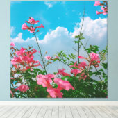 Roze Bloemen Onder Blauwe Hemel Met Wolken - Natuu Canvas Afdruk (Insitu (Houten vloer))