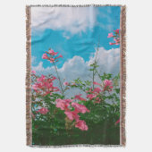 Roze Bloemen Onder Blauwe Hemel Met Wolken - Natuu Deken (Voorkant Verticaal)