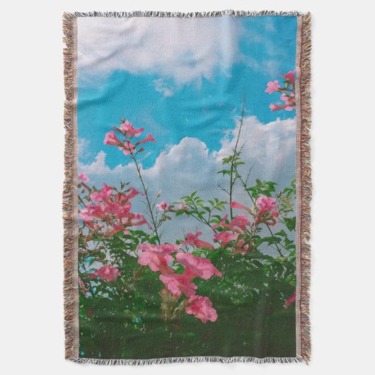 Roze Bloemen Onder Blauwe Hemel Met Wolken - Natuu Deken (Voorkant Verticaal)