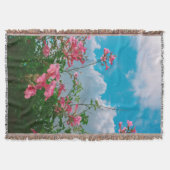 Roze Bloemen Onder Blauwe Hemel Met Wolken - Natuu Deken (Voorkant)