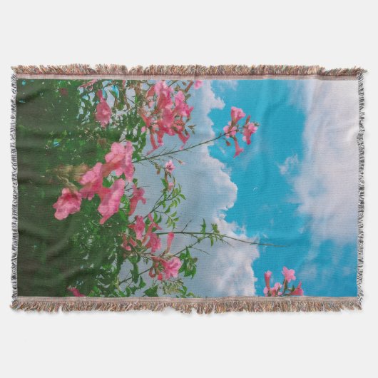 Roze Bloemen Onder Blauwe Hemel Met Wolken - Natuu Deken (Voorkant)