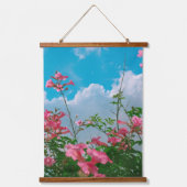 Roze Bloemen Onder Blauwe Hemel Met Wolken - Natuu Hangend Wandkleed (Voorkant)