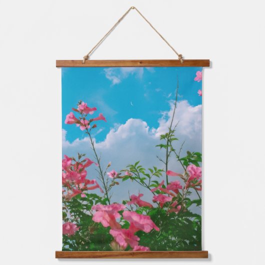 Roze Bloemen Onder Blauwe Hemel Met Wolken - Natuu Hangend Wandkleed (Voorkant)