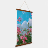 Roze Bloemen Onder Blauwe Hemel Met Wolken - Natuu Hangend Wandkleed (Gebogen)