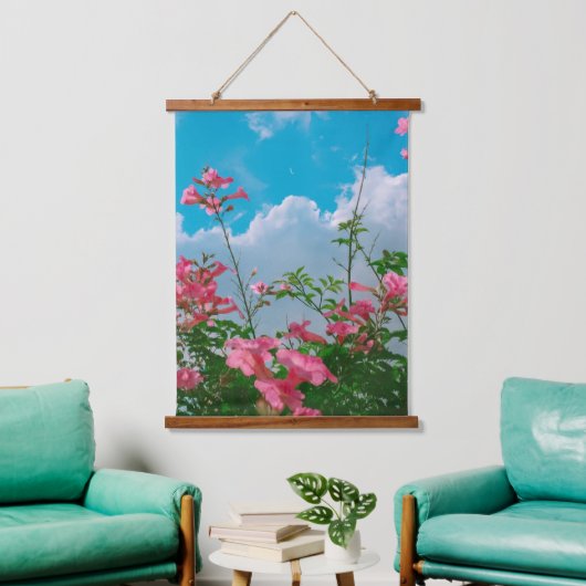 Roze Bloemen Onder Blauwe Hemel Met Wolken - Natuu Hangend Wandkleed (Woonkamer)