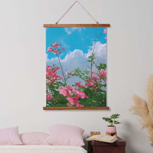 Roze Bloemen Onder Blauwe Hemel Met Wolken - Natuu Hangend Wandkleed (Slaapkamer)