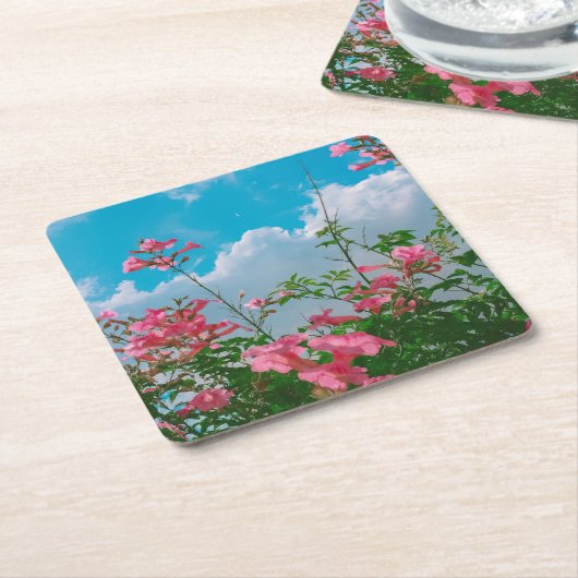 Roze Bloemen Onder Blauwe Hemel Met Wolken - Natuu Kartonnen Onderzetters (Schuin)