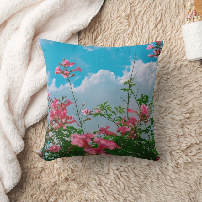 Roze Bloemen Onder Blauwe Hemel Met Wolken - Natuu Kussen (Deken)