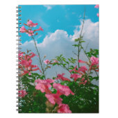 Roze Bloemen Onder Blauwe Hemel Met Wolken - Natuu Notitieboek (Voorkant)