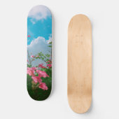 Roze Bloemen Onder Blauwe Hemel Met Wolken - Natuu Persoonlijk Skateboard (Voorkant)