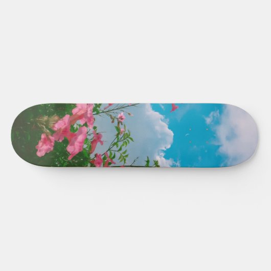 Roze Bloemen Onder Blauwe Hemel Met Wolken - Natuu Persoonlijk Skateboard (Horizontaal)