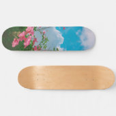Roze Bloemen Onder Blauwe Hemel Met Wolken - Natuu Persoonlijk Skateboard (Horizontaal)
