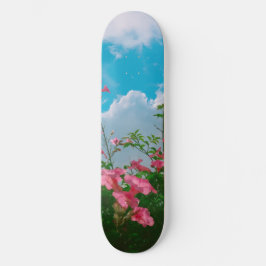 Roze Bloemen Onder Blauwe Hemel Met Wolken - Natuu Persoonlijk Skateboard