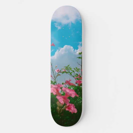 Roze Bloemen Onder Blauwe Hemel Met Wolken - Natuu Persoonlijk Skateboard (Voorkant)