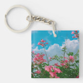 Roze Bloemen Onder Blauwe Hemel Met Wolken - Natuu Sleutelhanger (Voorkant)