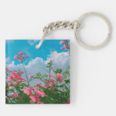 Roze Bloemen Onder Blauwe Hemel Met Wolken - Natuu Sleutelhanger (Achterkant)