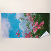 Roze Bloemen Onder Blauwe Hemel Met Wolken - Natuu Strandlaken (Voorkant)