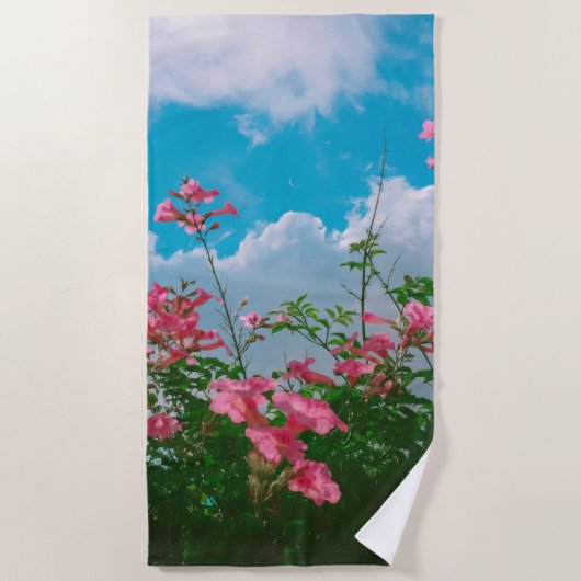Roze Bloemen Onder Blauwe Hemel Met Wolken - Natuu Strandlaken (Voorkant)