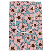 Roze Bloemen Op Blauw Medium Cadeauzakje (Voorkant)