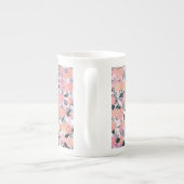 Roze bloemen op de achtergrond van zilverbladeren porselein kop (Achterkant)